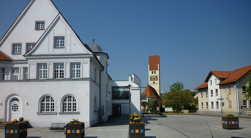 800px-Vöhringen_-_Rathaus,Wolfgang-_Eychmüller-Haus_und_Marienkirche