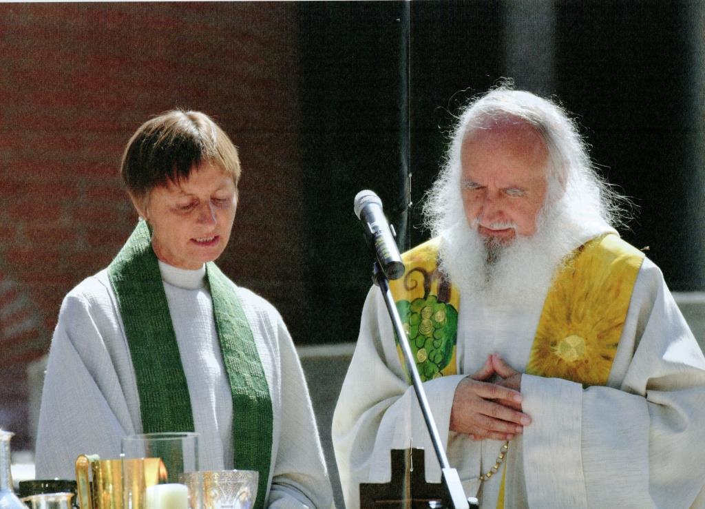 Thea Vogt und Anselm Grün bei der Einsetzung des Abendmahls (Quelle: Schwanbergbrief 2/2016)