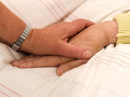 krankenbett-hand-halten