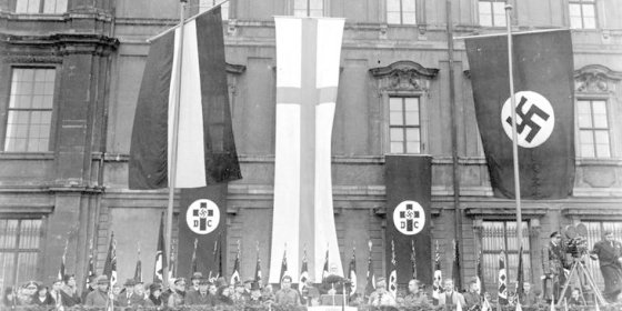Gedenkveranstaltung zum "Deutschen Luthertag" am 19. November 1933 im Berliner Lustgarten. Der "Bischof von Brandenburg", Joachim Hossenfelder (1899-1976) hält die Ansprache auf der Rampe des Berliner Schlosses