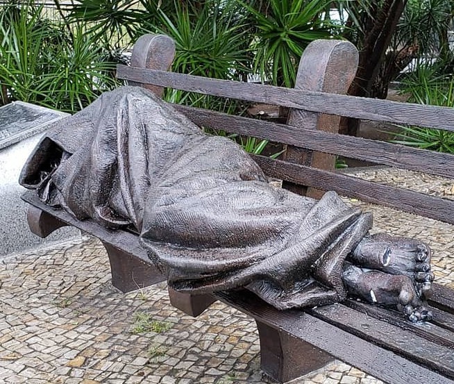 Jesus auf der Parkbank (Skulptur in Rio de Janeiro)
